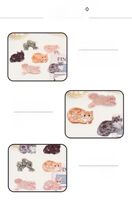 Détail de pinces à cheveux artisanales en acétate en forme de chat à motifs marbrés