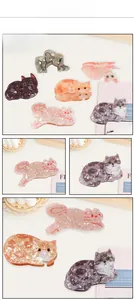 Vue détaillée de pinces à cheveux en acétate en forme d'animaux avec des textures marbrées