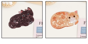 Vue détaillée des pinces à cheveux en acétate en forme de chat avec texture perlée