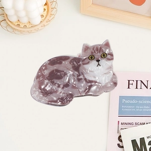 Pince à cheveux chat gris-violet en acétate sur un fond de style minimaliste