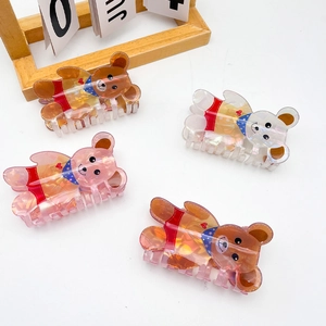 Lot de pinces à cheveux ours mignon en quatre couleurs avec finition nacrée et détail robe rouge