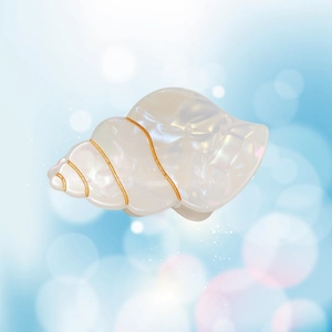 Pince à cheveux en forme de coquillage blanc nacré avec détails dorés sur fond bleu ciel