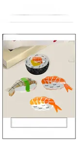 Dettaglio ravvicinato delle mollette per capelli a forma di sushi con motivi realistici