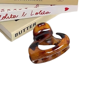 Classic amber tortoise shell hair claw clip for ponytail in elegant French style