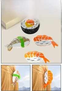 Vista dettagliata delle mollette per capelli a forma di sushi in acetato con salmone e gamberi