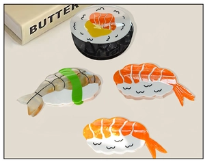 Dettaglio delle mollette per capelli a forma di sushi in acetato di alta qualità e stile