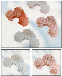 Detail von muschelförmigen Haarklammern mit Perlen in Koralle, Rosa, Weiß und Blau