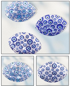 Détail d'une pince à cheveux motif œil bleu avec une texture en résine élégante