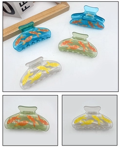 Détails de pinces à cheveux en acrylique colorées avec motifs créatifs de poissons rouges