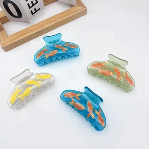 Lot de quatre pinces à cheveux en acrylique transparent avec motifs de poissons koi
