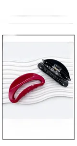 Détails de grandes pinces à cheveux en acrylique en forme de croissant rouge et noir