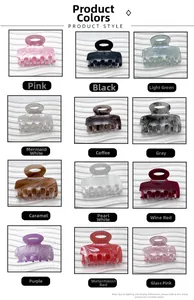 Dettaglio di 12 piccole mollette per capelli quadrate con diverse trame di marmo colorato