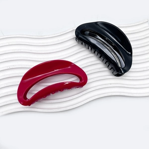 Lot de deux grandes pinces à cheveux en acrylique noir et rouge foncé brillant