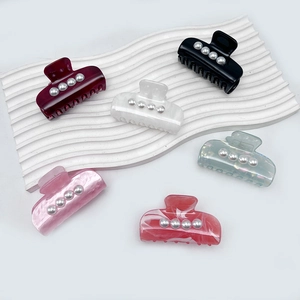Set di mollette per capelli in acrilico con perle in sei colori su fondo bianco