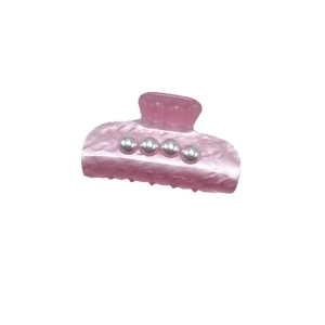 Pinza per capelli rosa perlato con quattro eleganti perle bianche per acconciature da donna