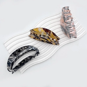 Lot de 3 grandes pinces à cheveux en acrylique aux motifs marbre et écaille de tortue