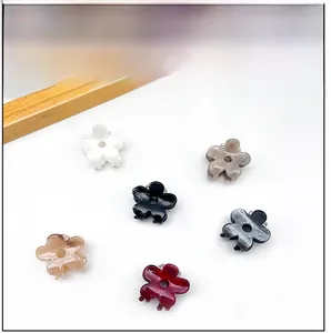 Detailansicht kleiner Blumen-Haarklammern in sechs Farben mit minimalistischem Design