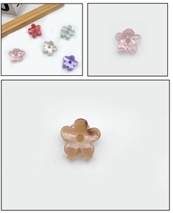 Detaillierte Nahaufnahme der vielfältigen Farben und Perlmuttextur der Mini-Blumen-Haarklammern
