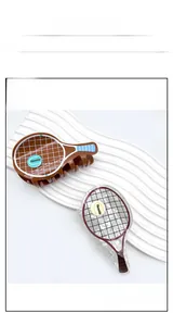 Détail de grandes pinces à cheveux en forme de raquette de tennis marron et rouge