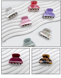 Vue détaillée de petites pinces à cheveux en acrylique aux motifs marbrés et léopard