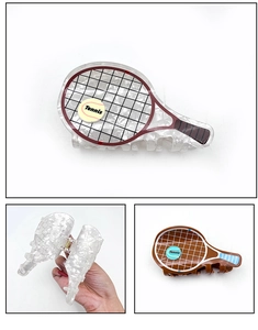 Pince à cheveux raquette de tennis montrant les détails du tamis et de la petite balle