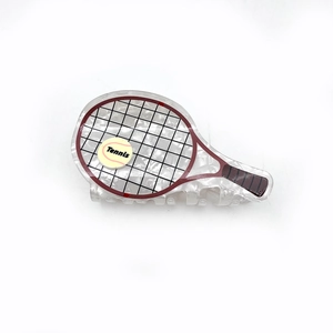 Pince à cheveux raquette de tennis en acétate marbré blanc avec détail de balle