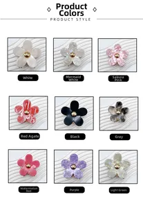 Détail de pinces à cheveux florales en acrylique disponibles en neuf couleurs et textures variées