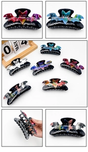 Nahaufnahme von marmorierten Fledermaus-Haarklammern mit Strass und Halloween-Design