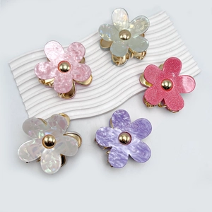 Lot de cinq pinces à cheveux en acrylique en forme de fleur avec griffes dorées