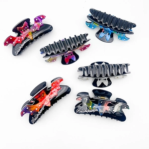 Gothic Fledermaus-Haarklammern aus Acetat mit Marmor-Textur und Halloween-Strass-Details