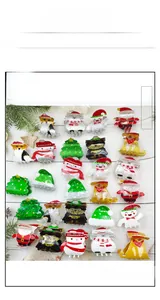 Flache Makroaufnahme diverser Weihnachts-Haarklammern aus Acryl mit Weihnachtsmann-Motiven