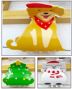 Detailansicht festlicher Weihnachts-Haarklammern mit niedlichen Hund, Katze und Baum Designs