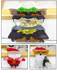 Detailansicht von drei Weihnachts-Haarklammern aus Acryl mit funkelnden Strasssteinen