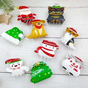 Weihnachts-Haarklammern Set mit Weihnachtsmann und Hunden auf weißem Holzhintergrund