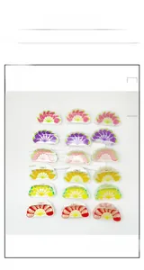 Vue détaillée de grandes pinces à cheveux en acrylique avec motifs de fruits vifs