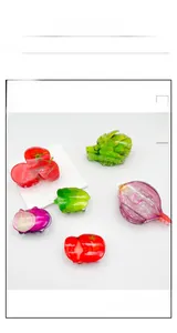 Détail de pinces à cheveux créatives en acrylique aux motifs de fruits et légumes