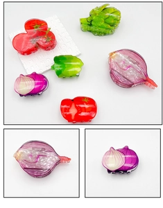 Gros plan détaillé sur des pinces à cheveux en forme de légumes avec effet perlé