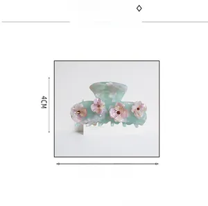Détails de la pince à cheveux florale montrant les dimensions 7,5cm x 4cm avec fleurs