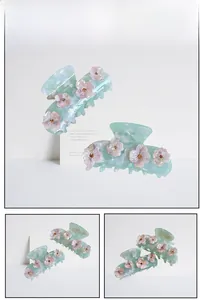 Détail de la pince à cheveux vert menthe avec fleurs roses et accents métalliques