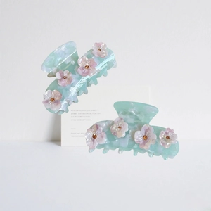Pinces à cheveux en marbre vert menthe avec fleurs roses et strass sur fond blanc