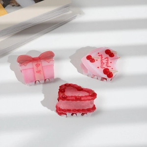 Set di 3 mollette per capelli in acrilico rosa con motivi a torta di ciliegie e fiocchi