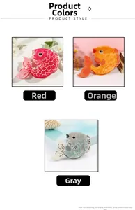 Dettaglio dei fermagli per capelli in acetato a forma di pesce con trame e colori vivaci