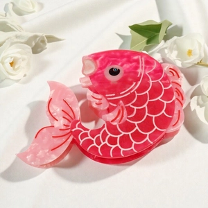 Pinza per capelli a forma di carpa koi in acetato marmorizzato rosa con dettagli