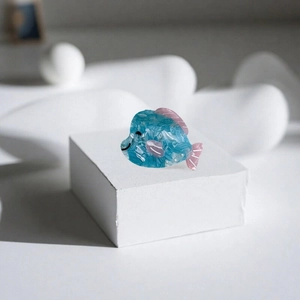 Pince à cheveux mignonne poisson en acétate bleu avec nageoires roses et texture marbre
