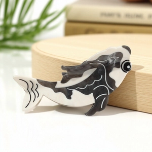 Pince à cheveux carpe koi en acétate avec motif marbré noir et blanc pour femme