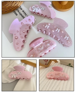 Details der Blumen-Haarklammer aus Acetat mit Strass und Schleifen in Pink und Lila
