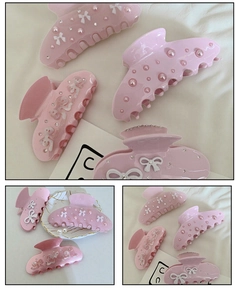 Detailansicht der Haarspangen aus Acetat in Rosa mit Perlen, Strass und weißen Schleifen