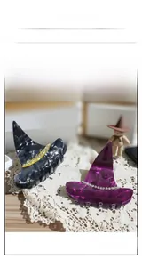 Détail de pinces à cheveux chapeau de sorcière noir et violet avec strass