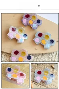 Détails macro des pinces à cheveux en acétate avec pois colorés et motifs pastels