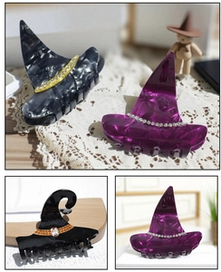 Détail de la pince à cheveux chapeau de sorcière avec texture résine et strass